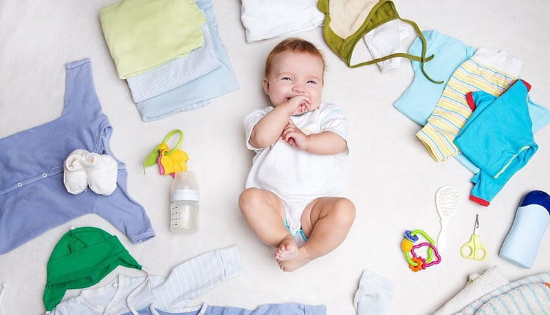 Chuẩn bị quần áo sơ sinh và phụ kiện bảo vệ da cho bé đi biển