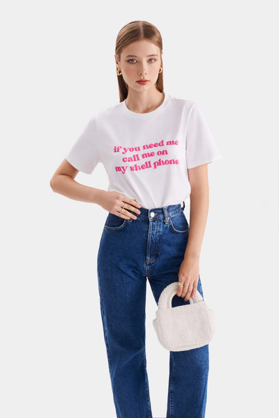 Áo thun in typo dập nổi cùng với quần jean ống đứng