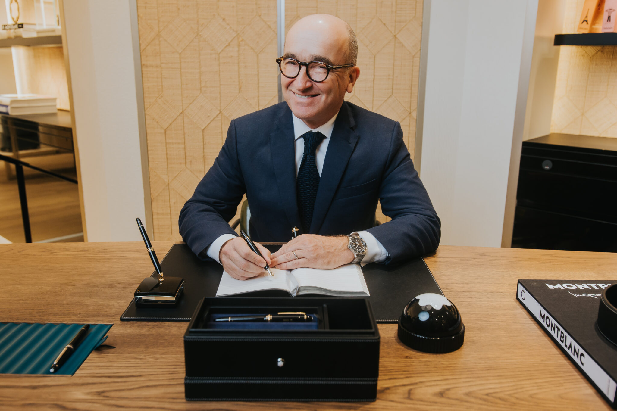 Chữ viết tay trên giấy trắng