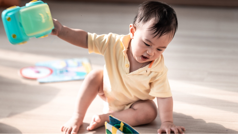 Tình huống giả định: Trẻ 3 tuổi liên tục ném đồ chơi ra sàn nhà