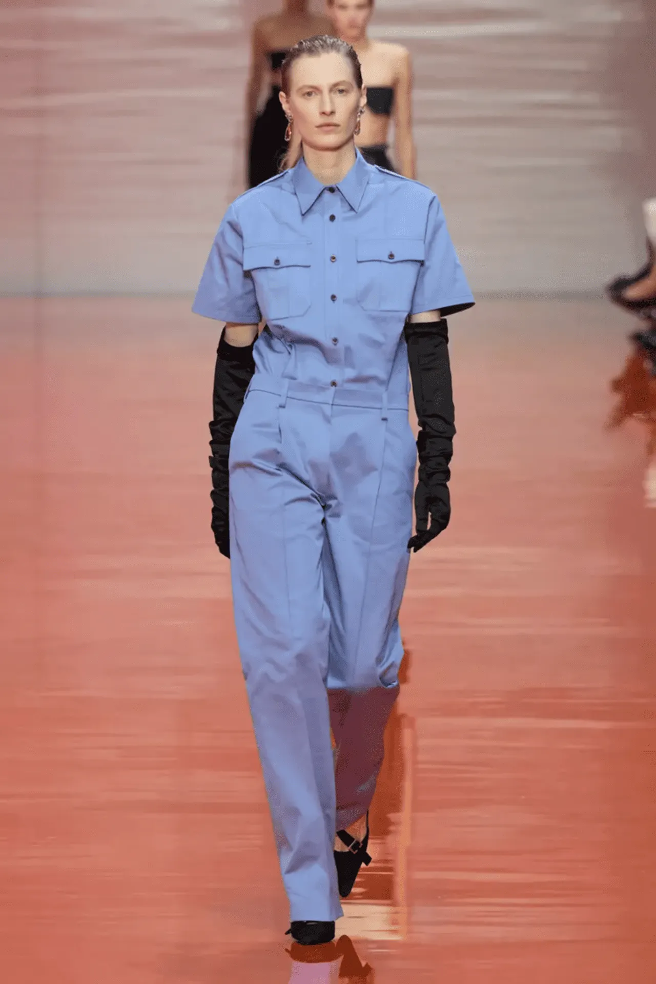 Kín đáo nhưng đầy gợi cảm với boilersuit từ sàn diễn Xuân-Hè 2026 của hai nhà mốt Prada và Bottega Veneta