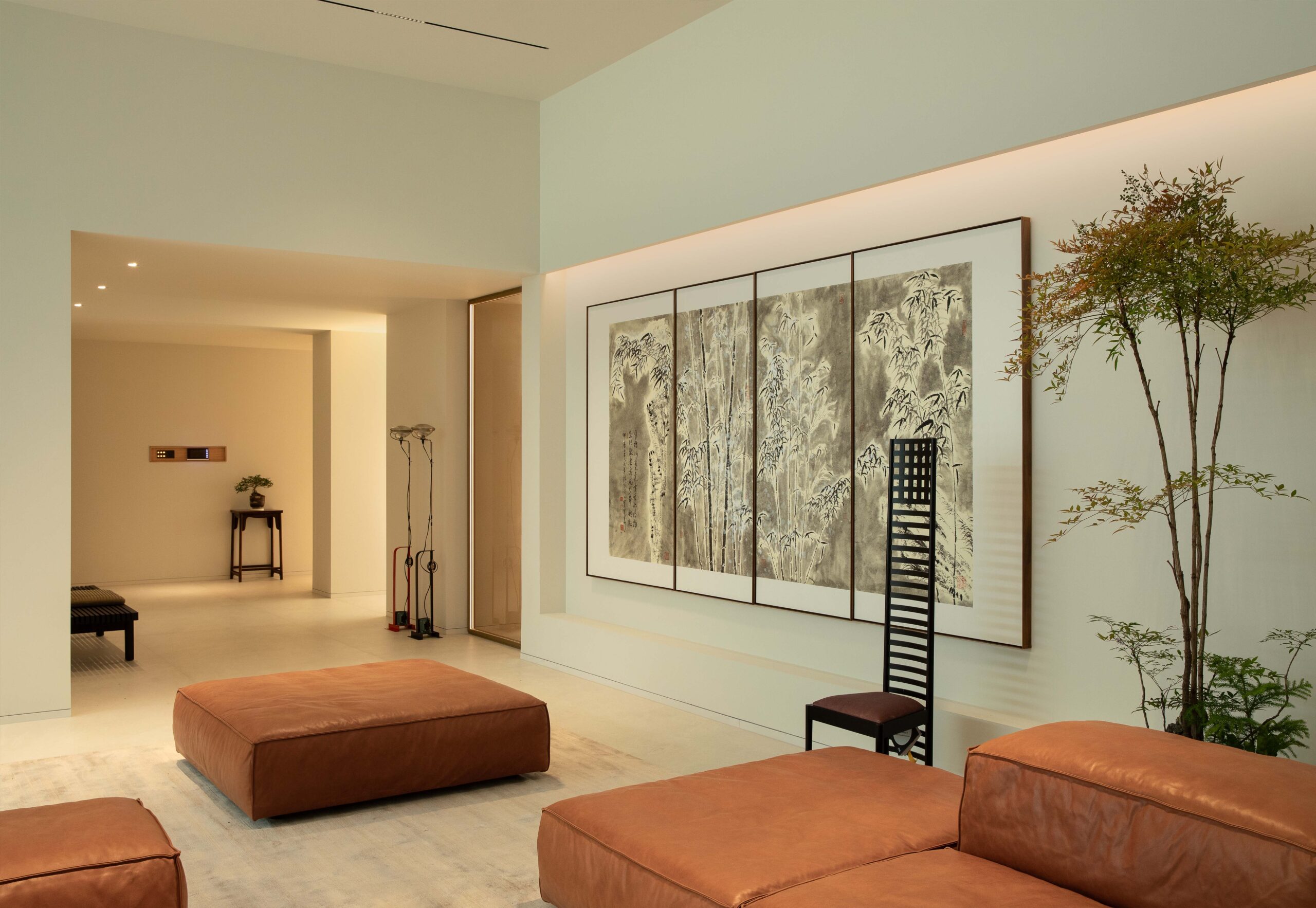 Phòng khách với ghế sofa da nâu đỏ, tông màu ấm chủ đạo