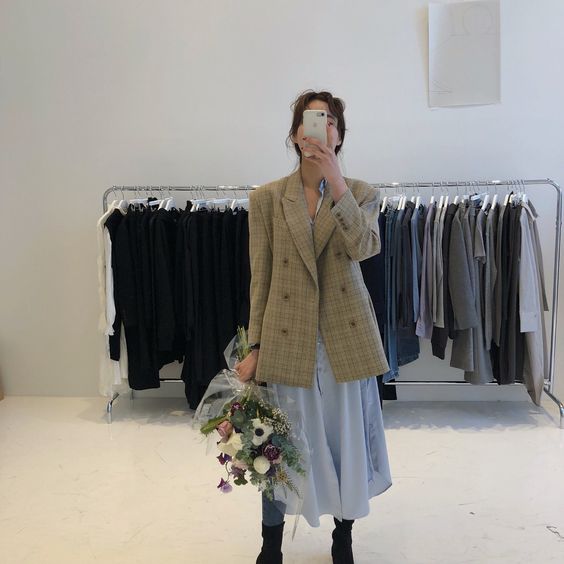 Đầm màu trơn kết hợp blazer kẻ