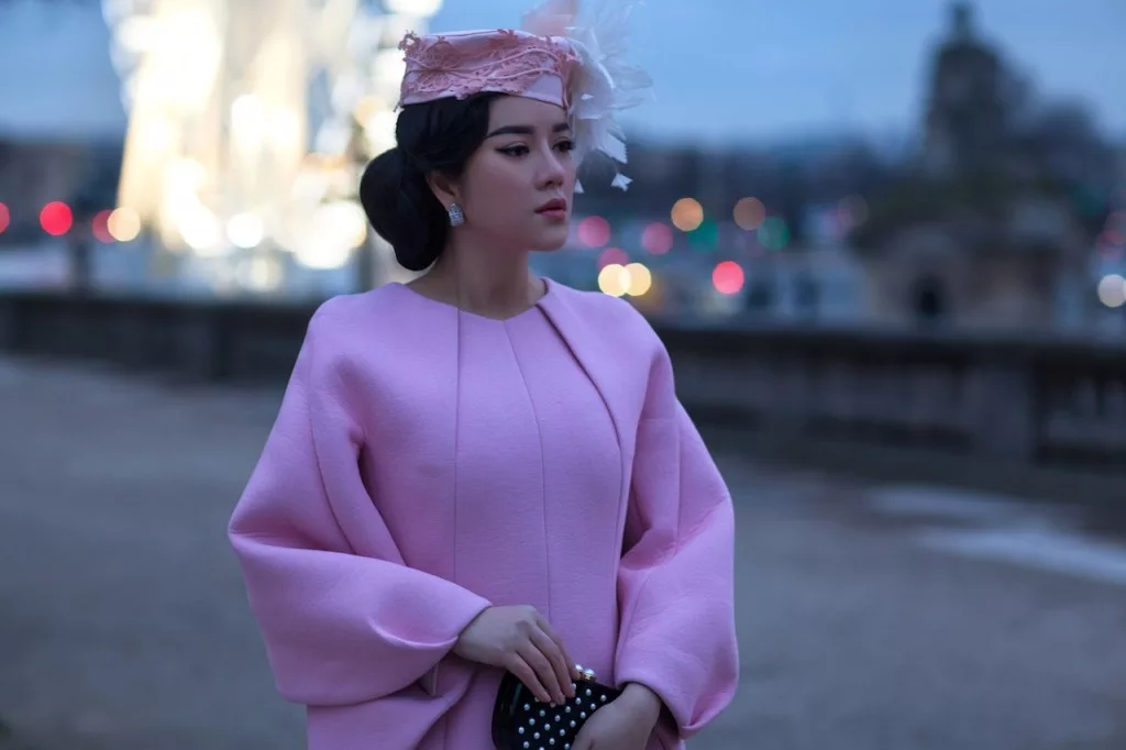 Bộ hình thời trang của Lý Nhã Kỳ nhấn mạnh vẻ xa hoa, sắc sảo và tinh thần Haute Couture