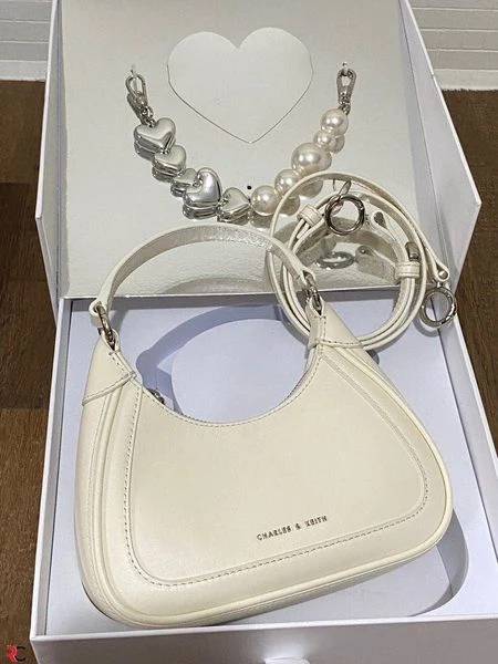 Thương hiệu túi xách nữ được yêu thích — túi xách Charles & Keith