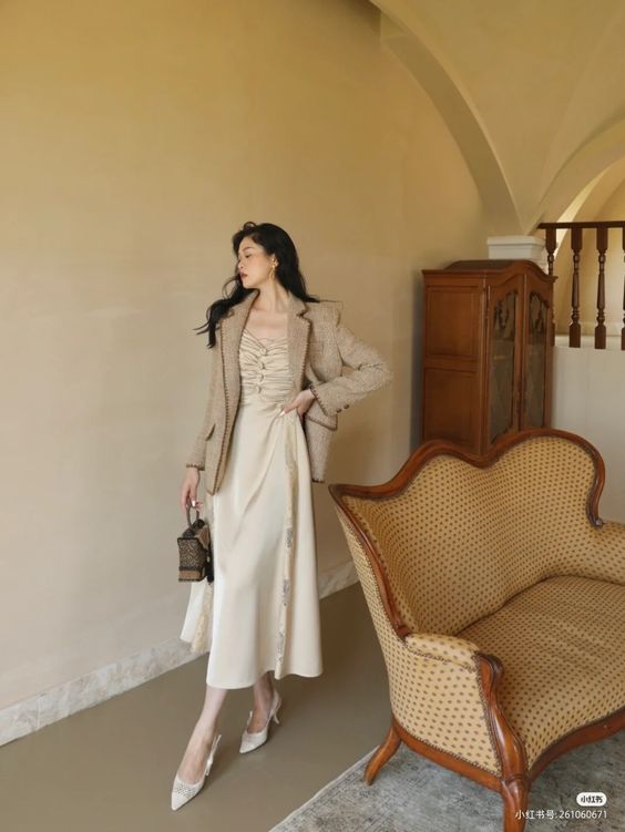 Áo blazer phối cùng đầm hai dây