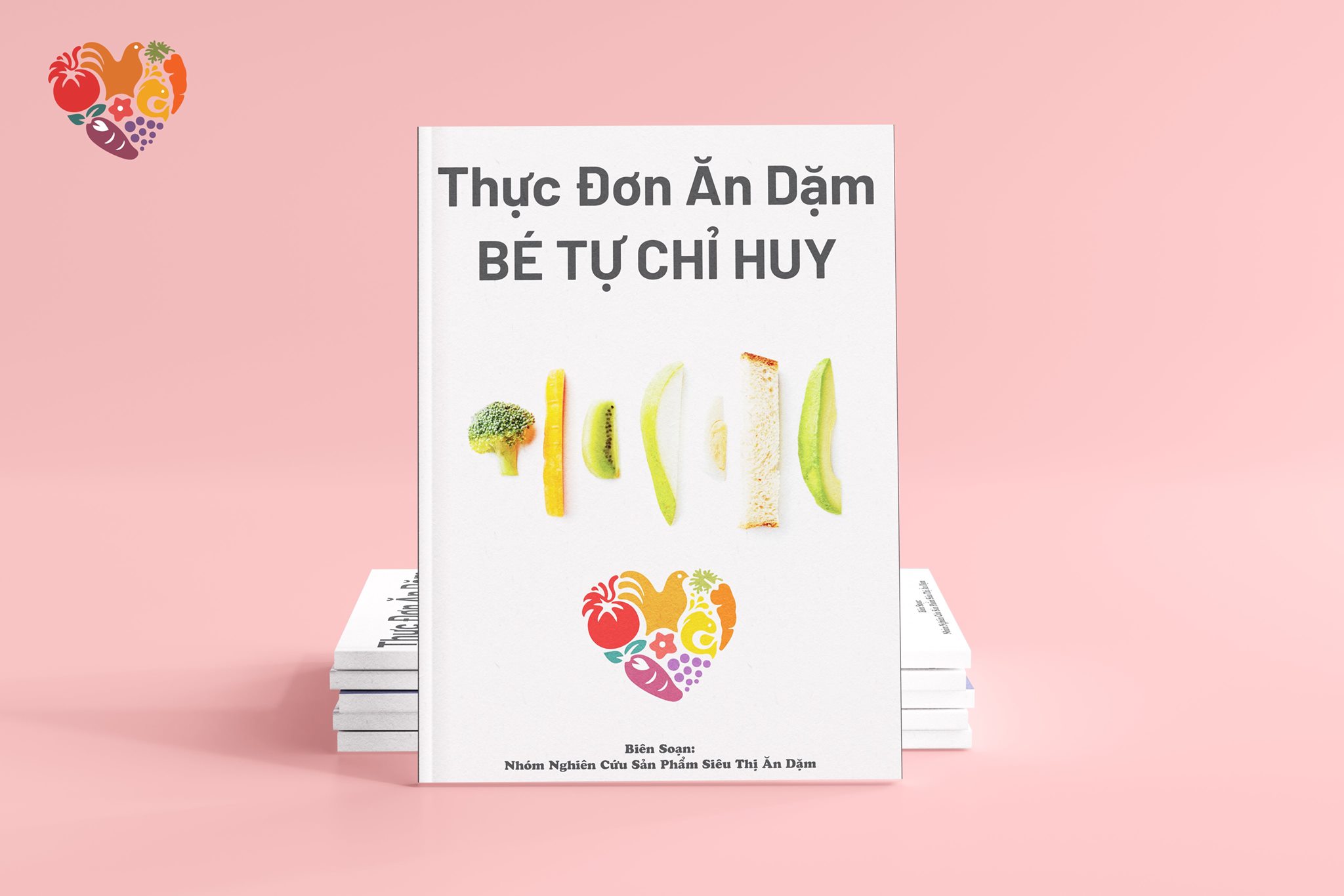 Bé tự cầm thức ăn