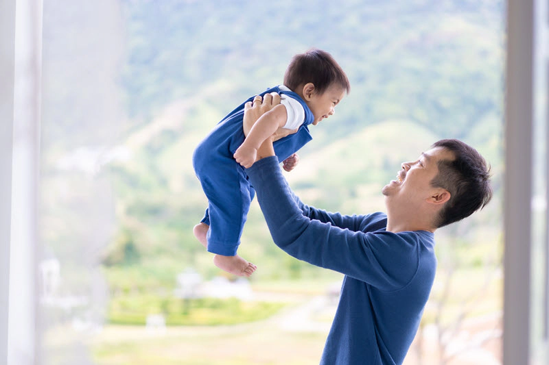 Trẻ em vui vẻ khám phá thế giới xung quanh
