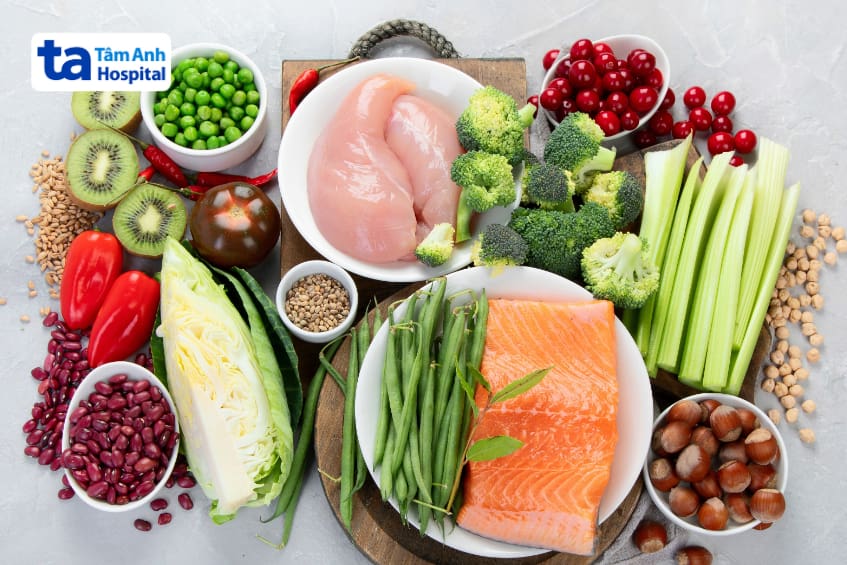 Thực phẩm giàu dinh dưỡng gồm cá hồi, ức gà, rau củ, các loại hạt cho bà bầu