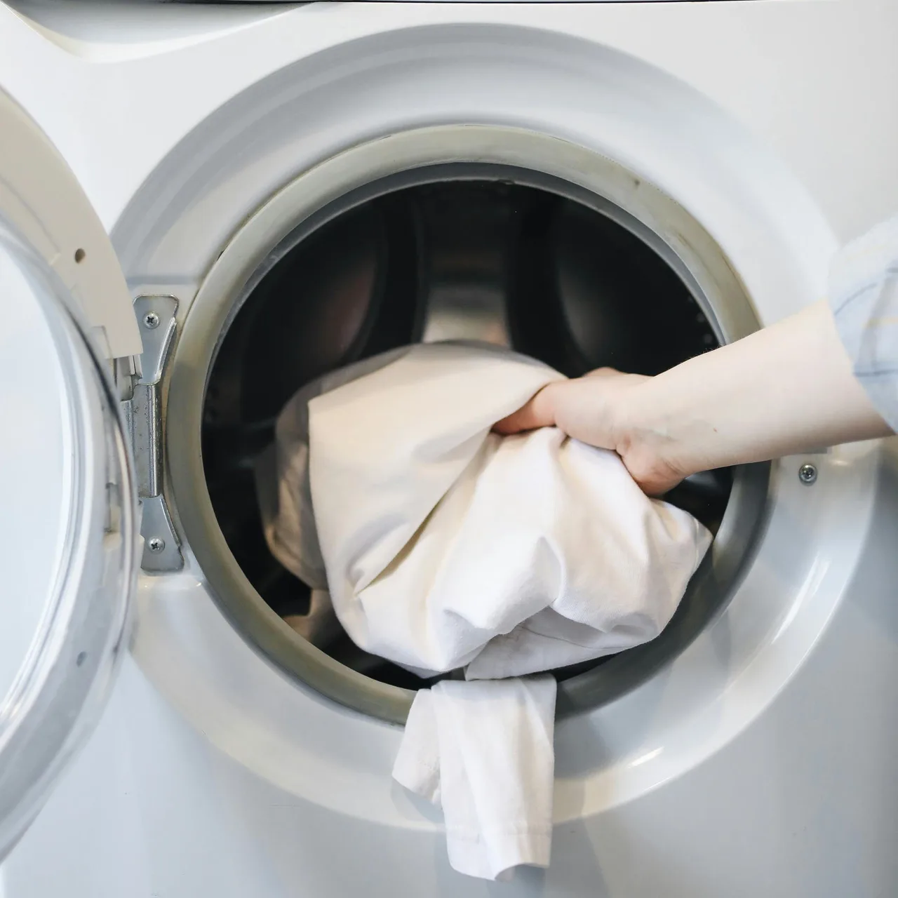 giảm tần suất giặt quần áo để sống thân thiện với môi trường