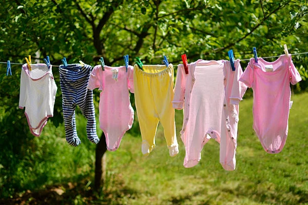 Côn trùng bám vào quần áo phơi ban đêm gây dị ứng cho bé