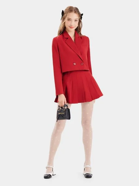 Áo khoác blazer màu đỏ đô sang trọng cho người mệnh Thổ