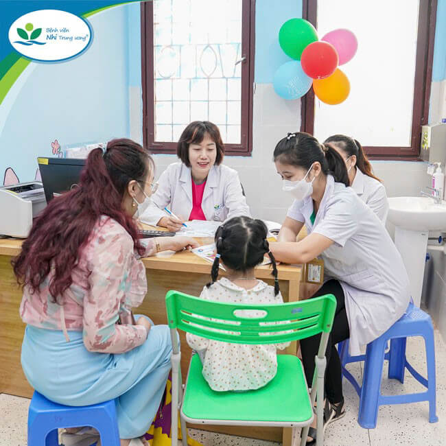 Trẻ được thăm khám tại khoa tâm thần