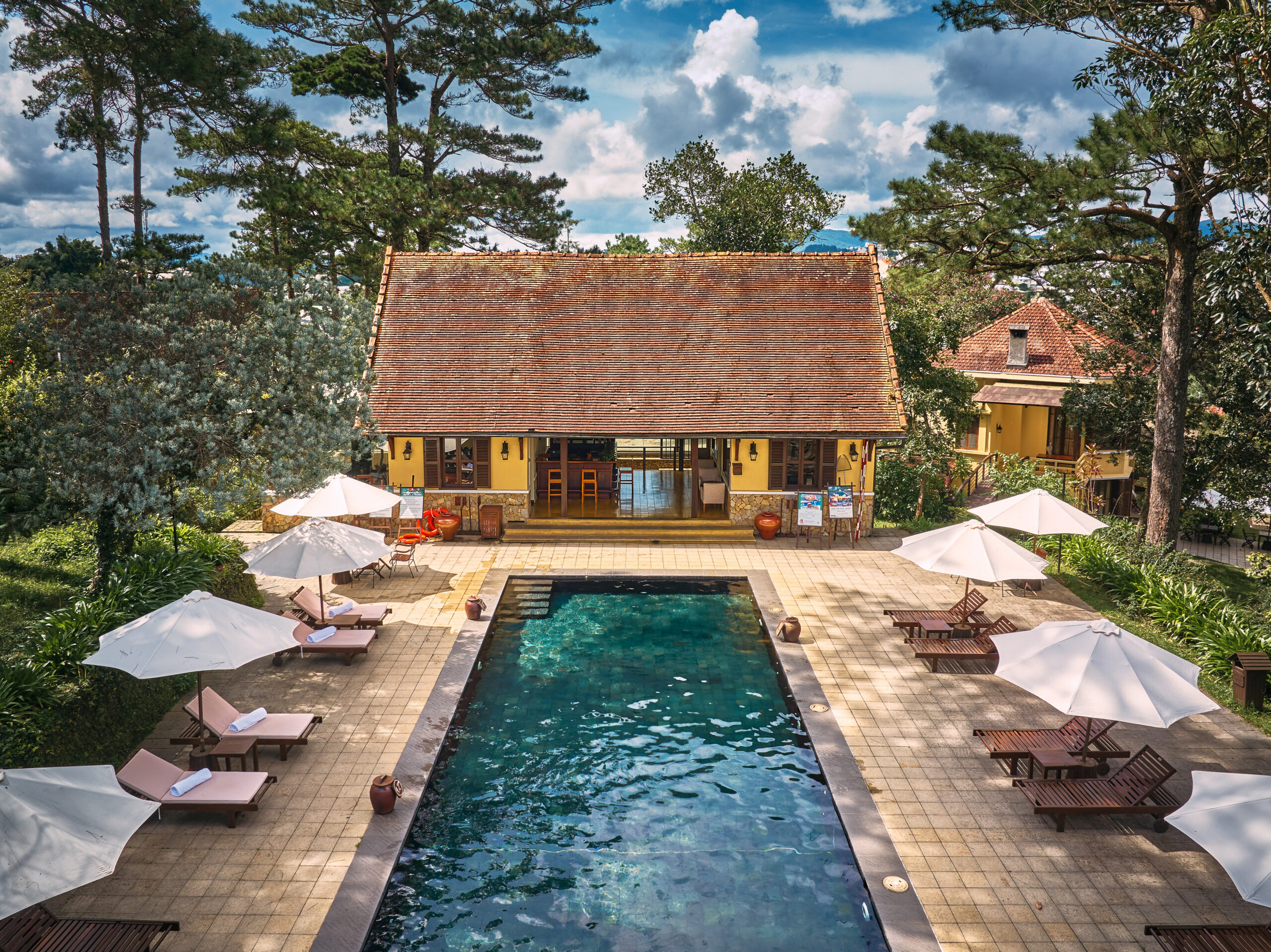 Trang trí tối giản với hoa tươi gam màu trung tính