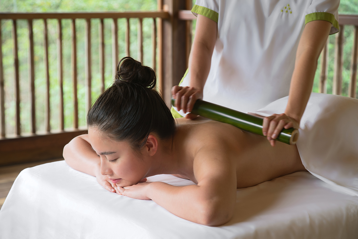 Massage tre truyền thống - một trong những liệu pháp đặc trưng tại khu nghỉ