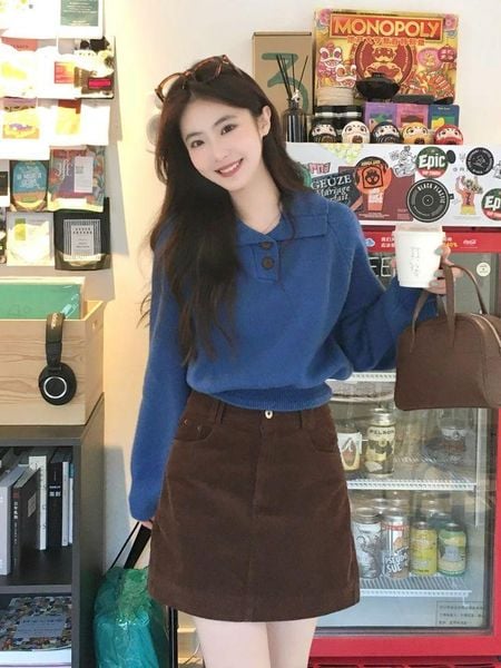 Trang phục xanh dương với phụ kiện hài hòa