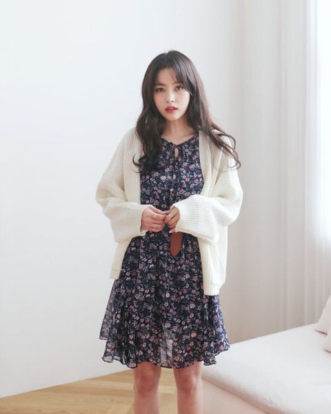 Mix cùng áo khoác dáng dài sang trọng phong cách Hàn Quốc