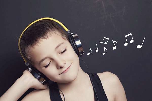 Nghe nhạc tiếng Anh có chọn lọc giúp người mới làm quen ngữ điệu và từ vựng