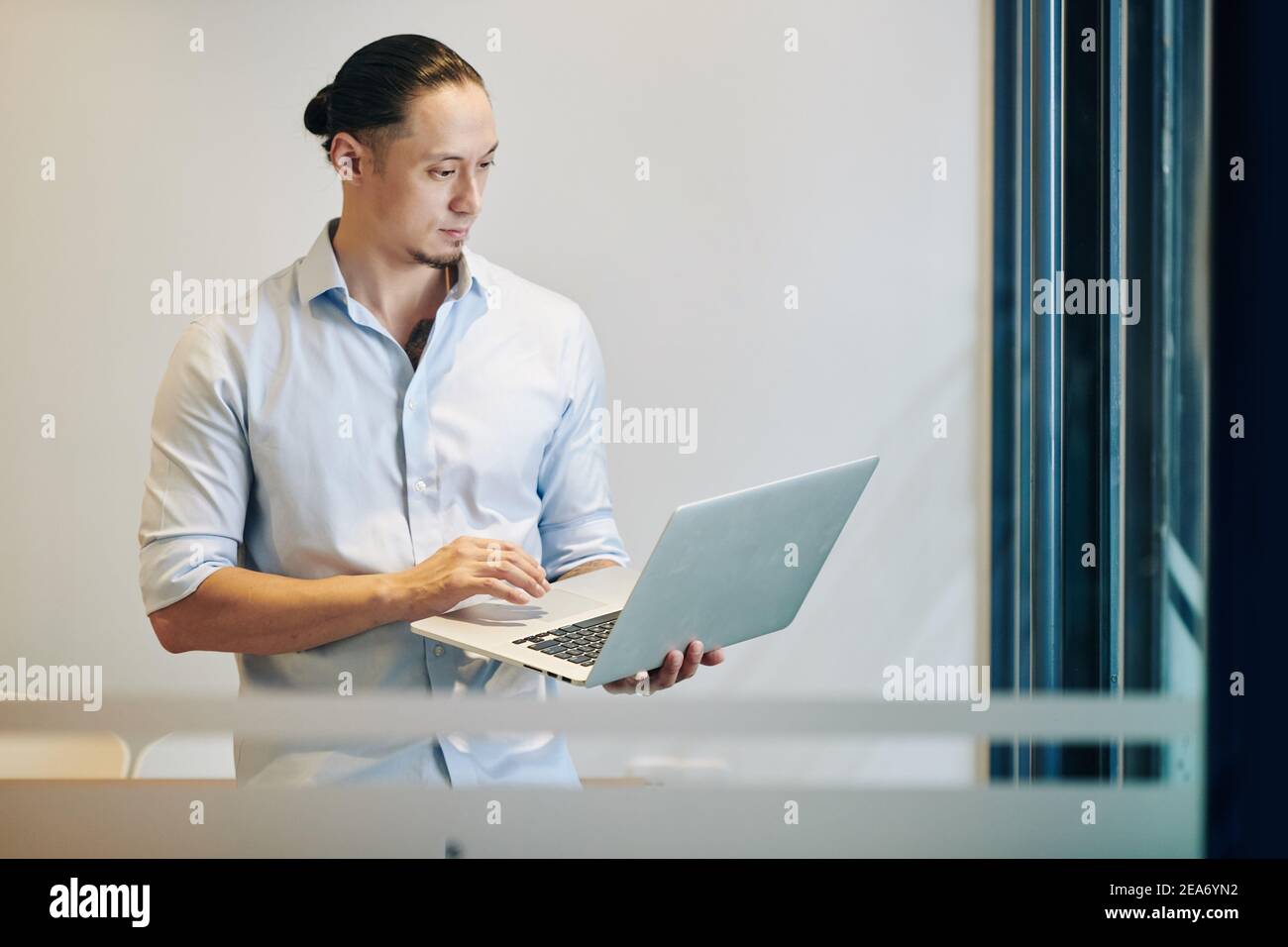 Lập trình viên đang viết code tại văn phòng công nghệ