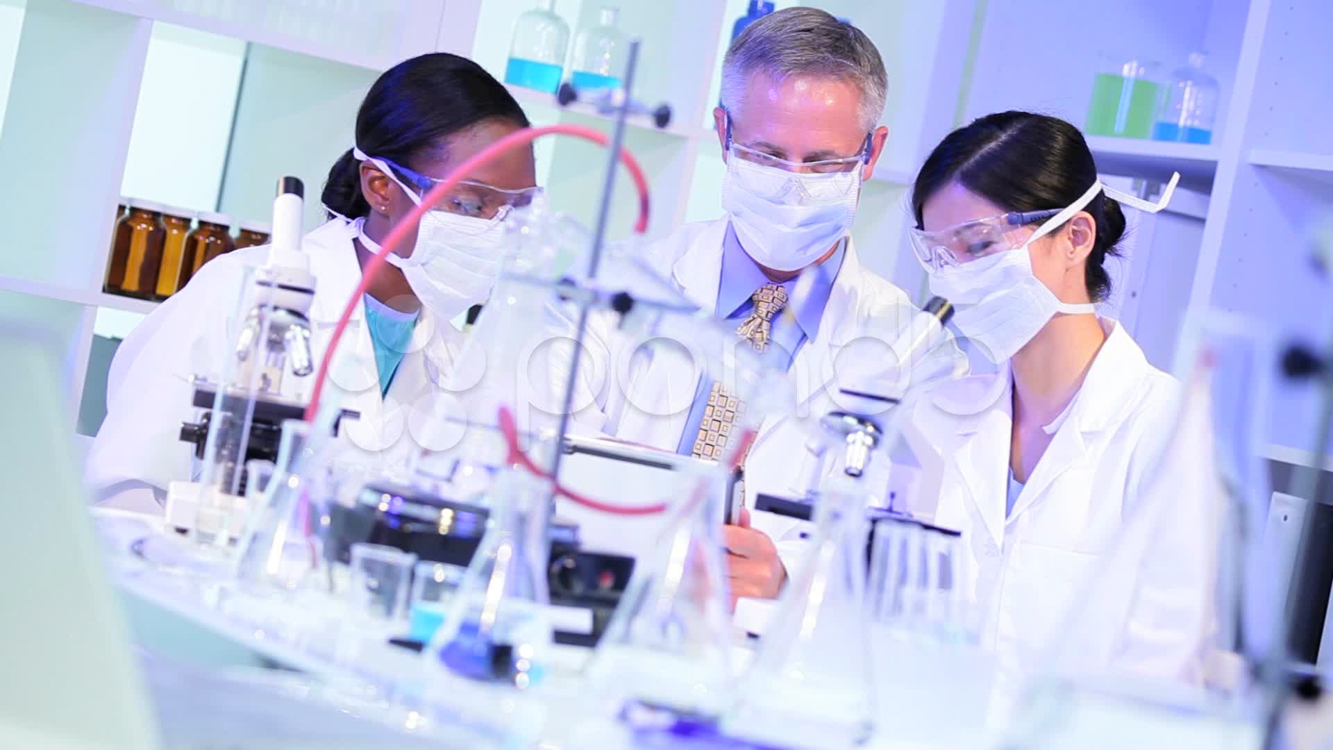 Sinh viên y khoa đang thực hành kỹ thuật y tế