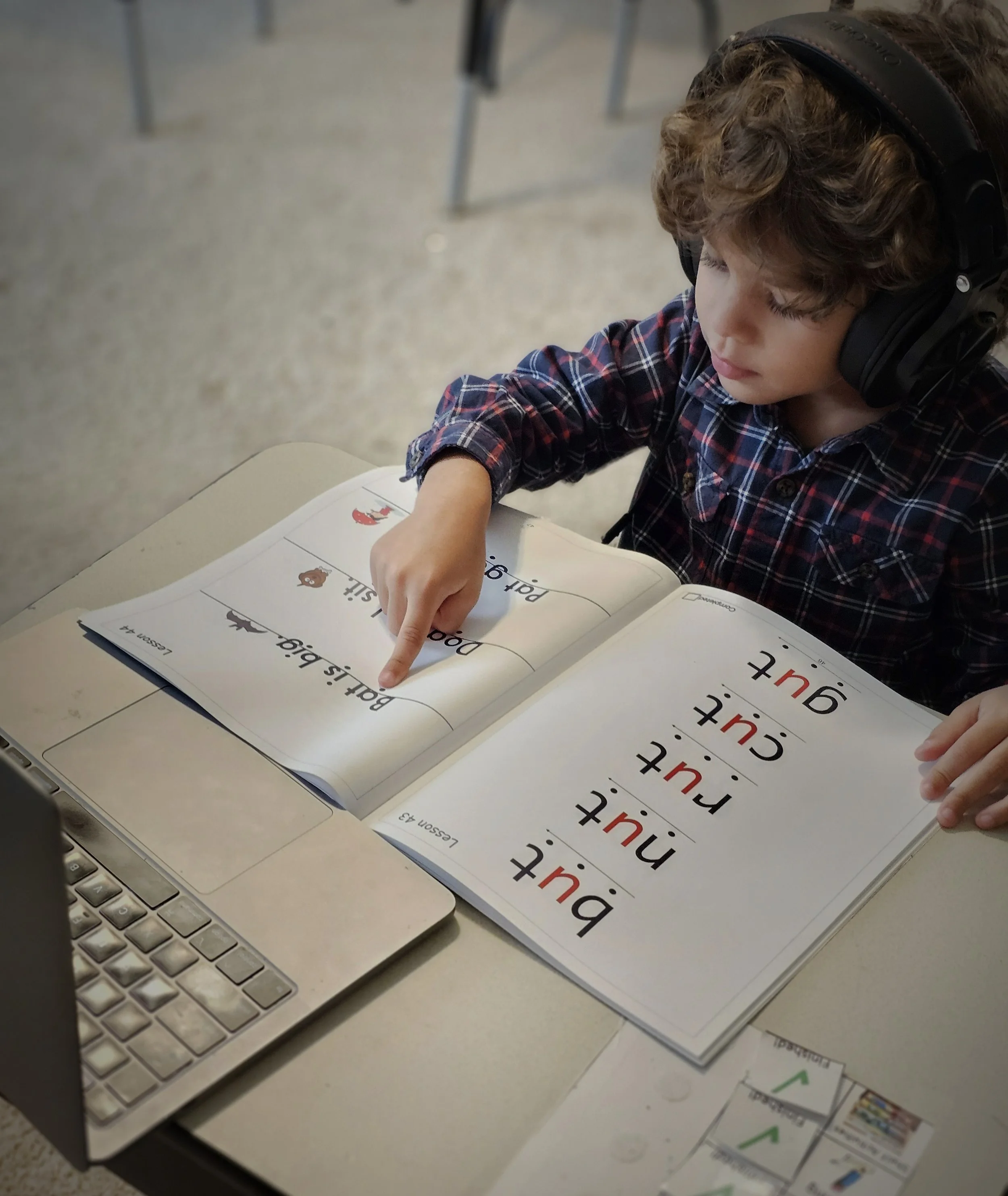 Các loại tài liệu nghe tiếng Anh từ podcast đến TED talks