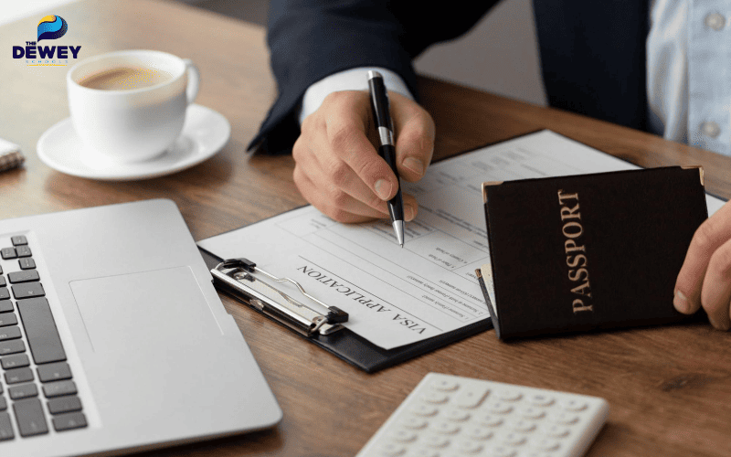 Sinh viên chuẩn bị hồ sơ du học Bỉ gồm bảng điểm, chứng chỉ ngoại ngữ và giấy tờ cá nhân