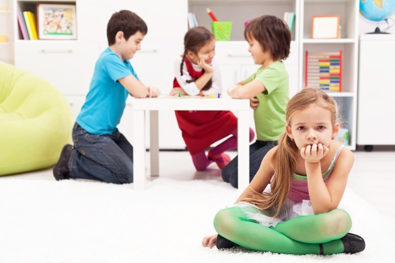 Trẻ quấy khóc khi đến trường do lo lắng tách khỏi cha mẹ
