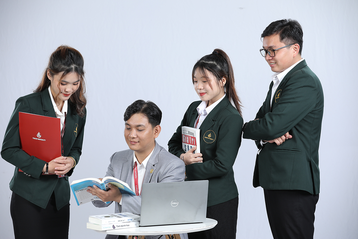 Sinh viên trao đổi về tâm lý học