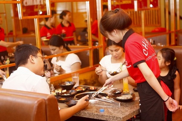 Sinh viên làm thêm tại quán ăn