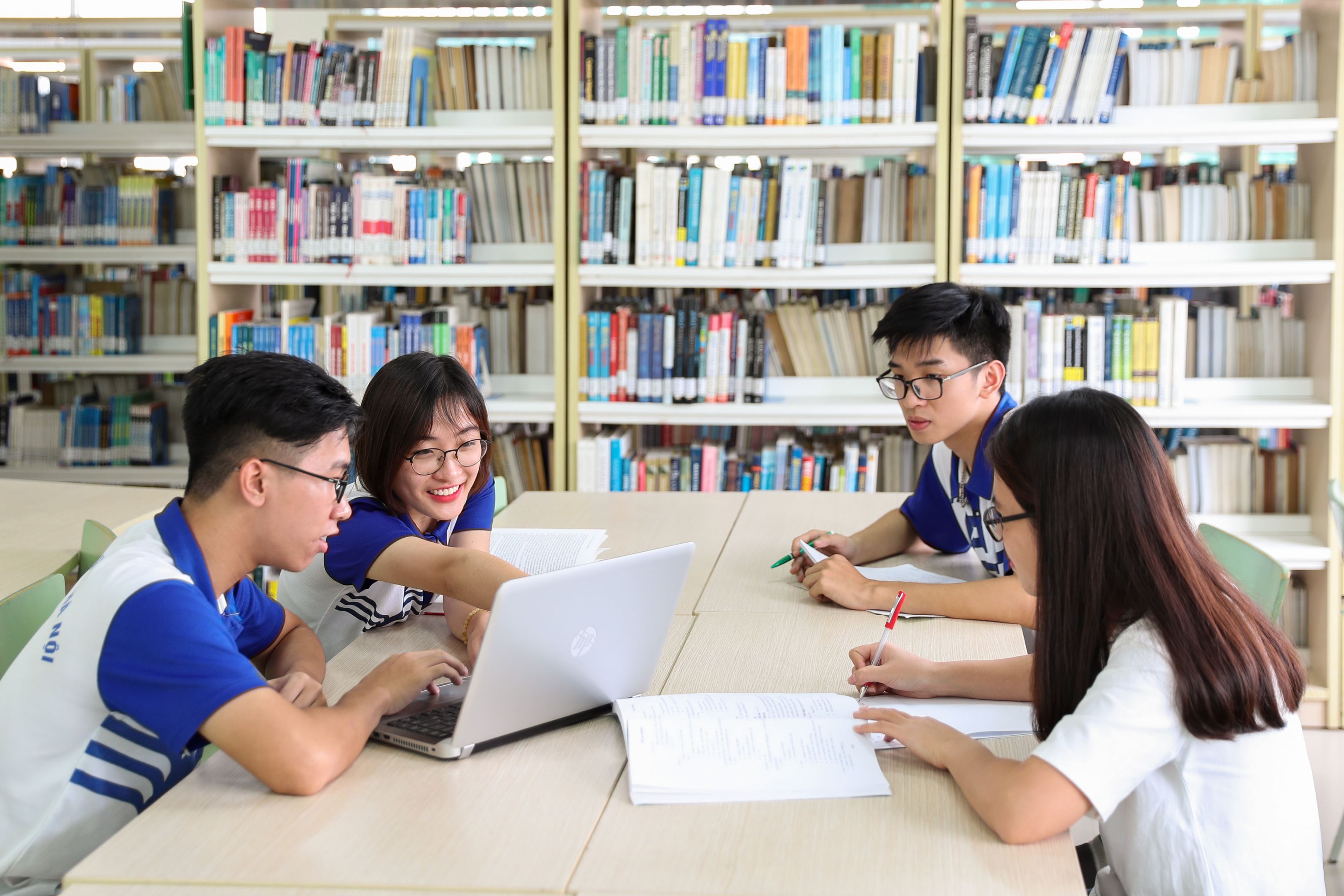 Sinh viên tự học tại thư viện