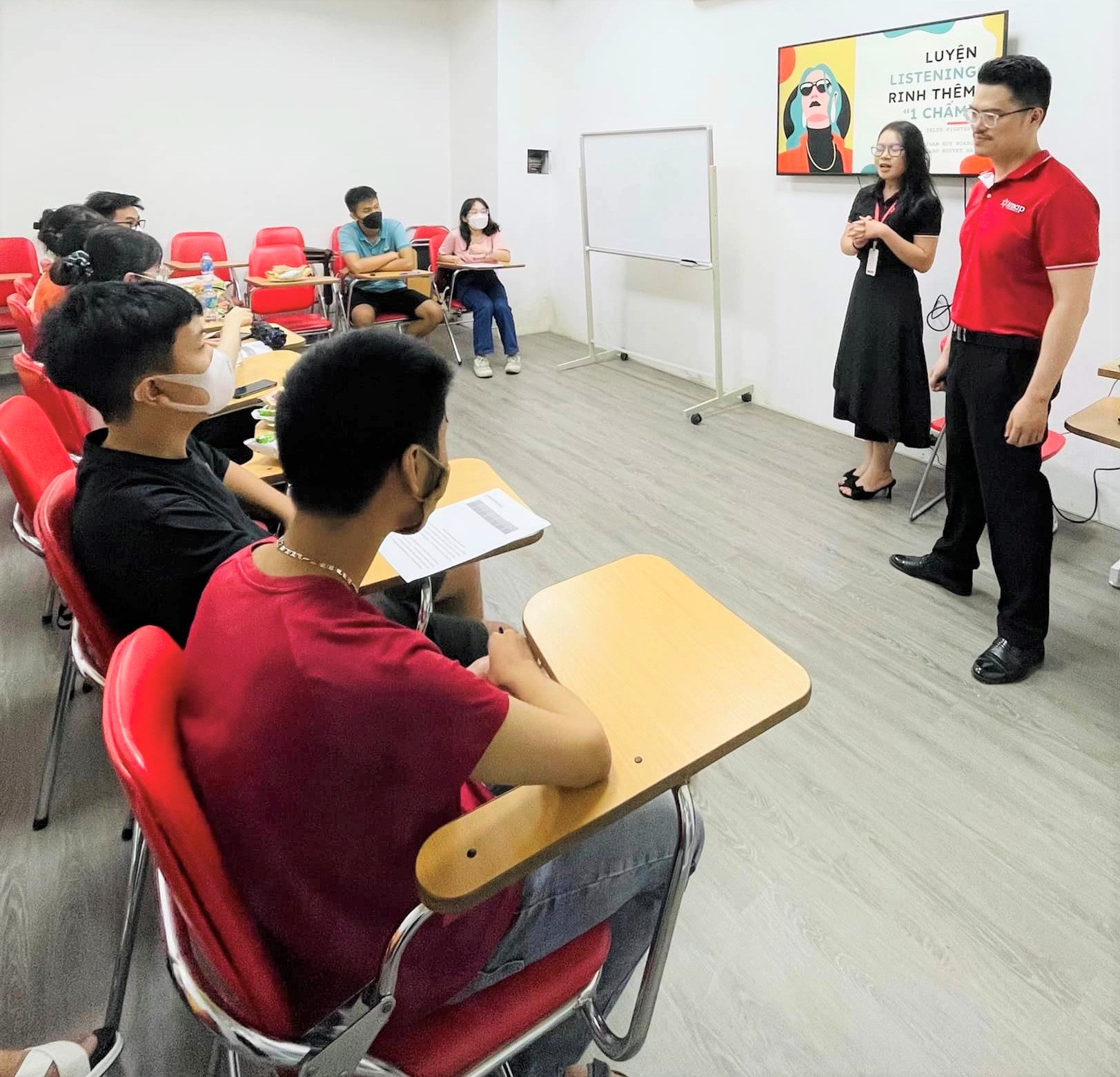 Thầy giáo chấm bài IELTS