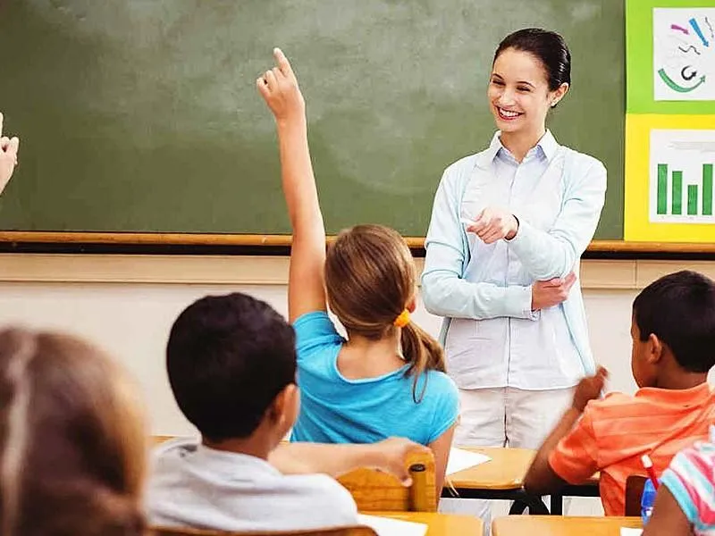 Giảng viên dạy tiếng Anh cho học sinh