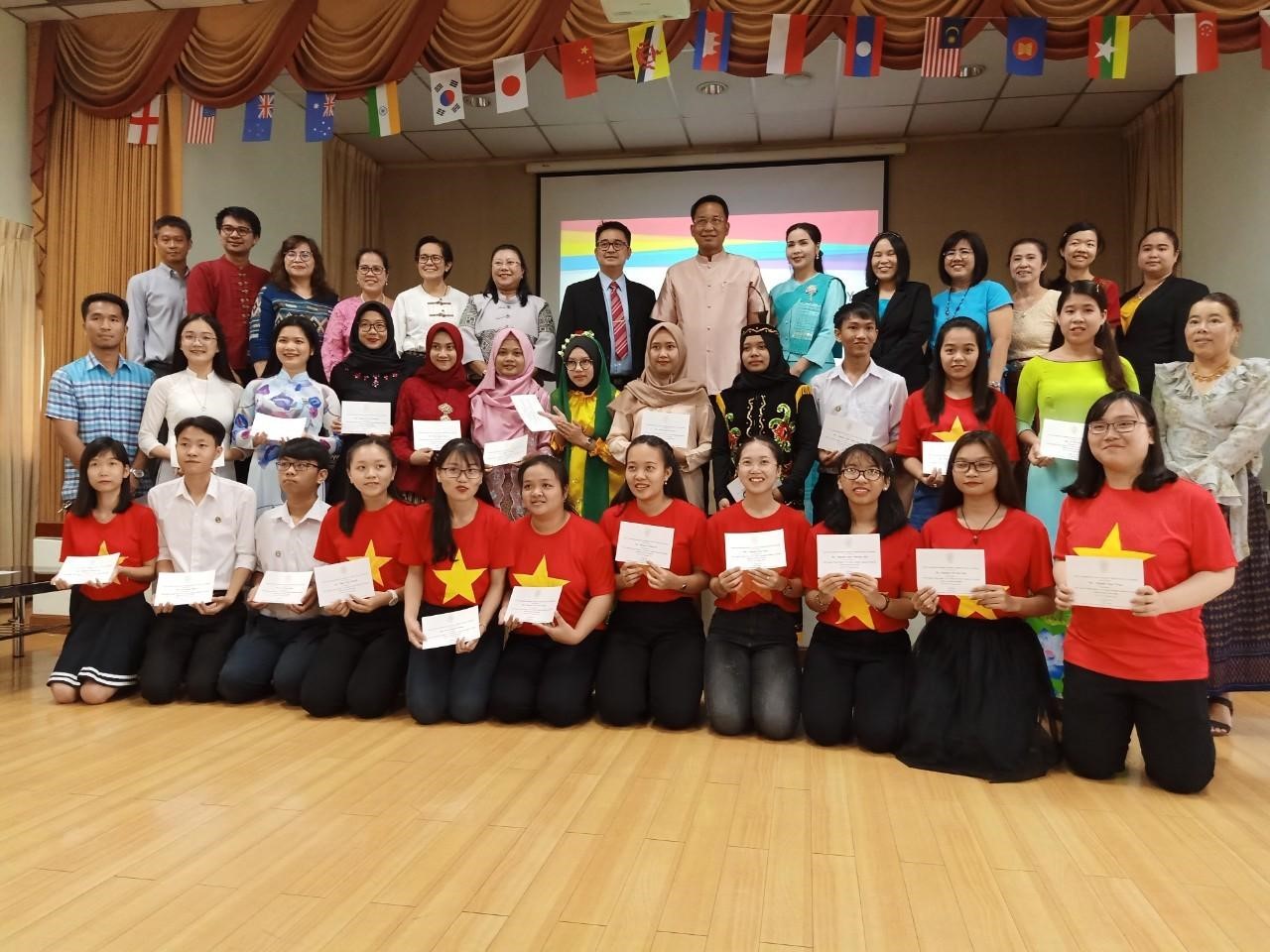 Sinh viên trao đổi trên lớp