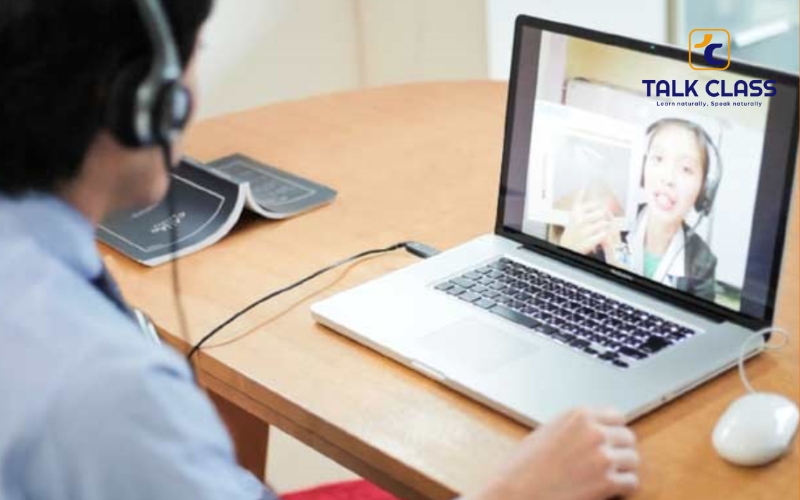 Học viên tham gia khóa học tiếng Anh giao tiếp online qua laptop tại nhà