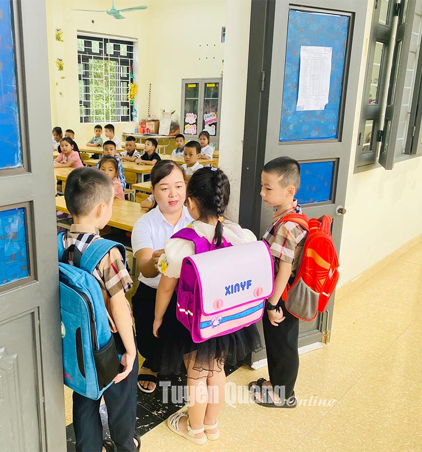 Học sinh làm quen lớp mới
