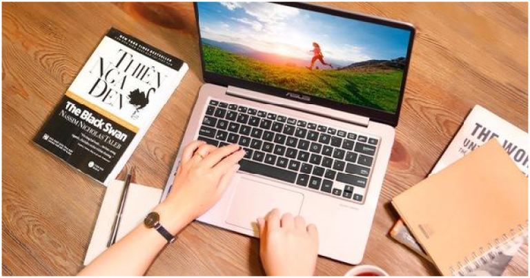 Sinh viên sử dụng laptop để học online, làm bài tập và tra cứu tài liệu