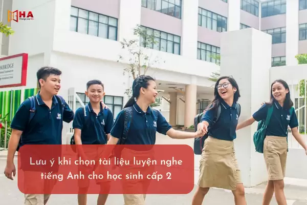 Học sinh nghe tiếng Anh trên lớp
