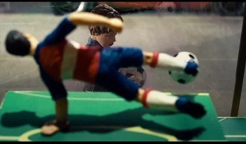 Cha mẹ hỗ trợ con em học tiếng Anh qua bài hát và phim ảnh vui vẻ