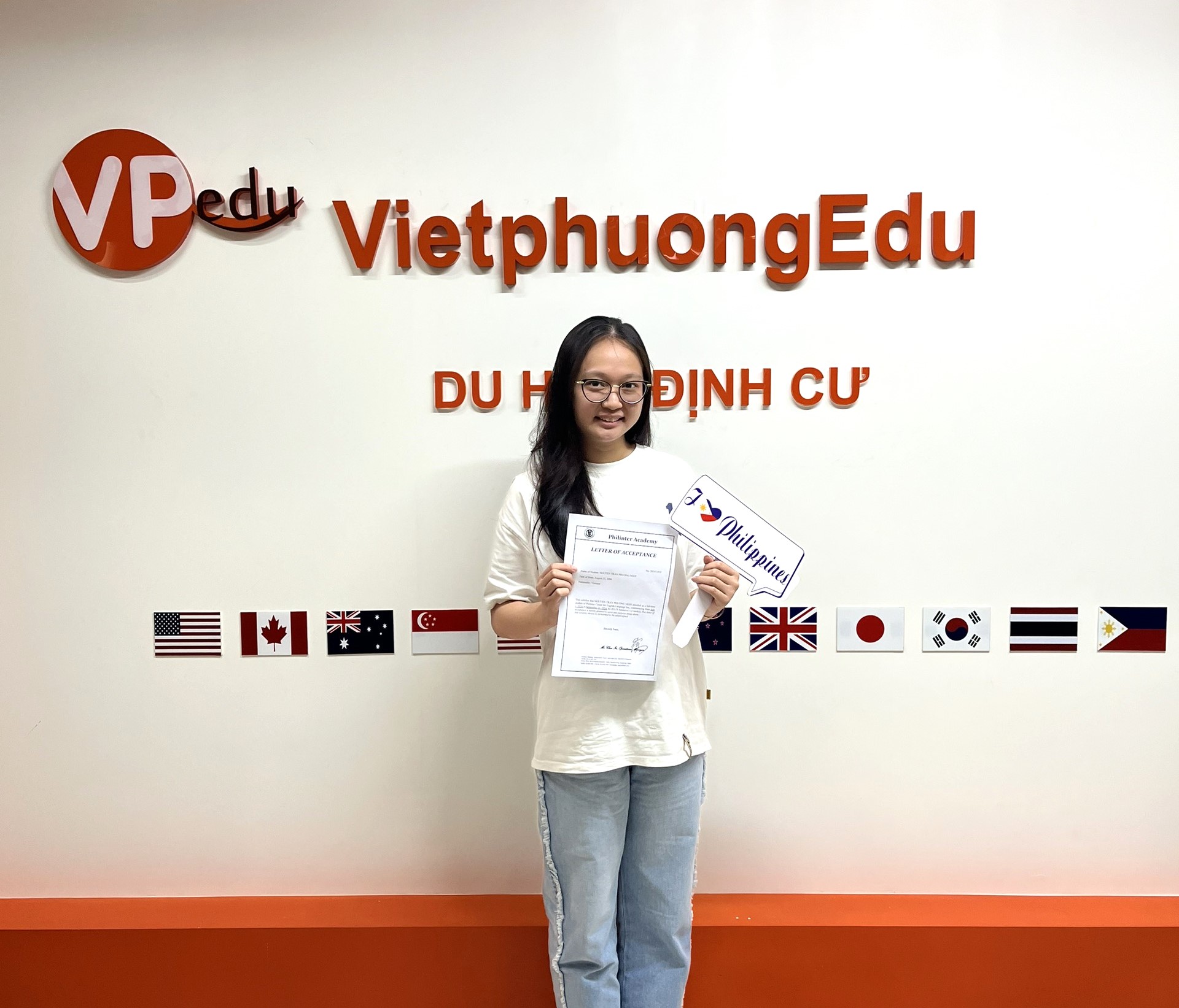 Du học sinh học trong thư viện