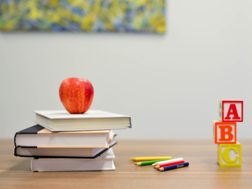 Trẻ em đang làm việc với vật liệu Montessori
