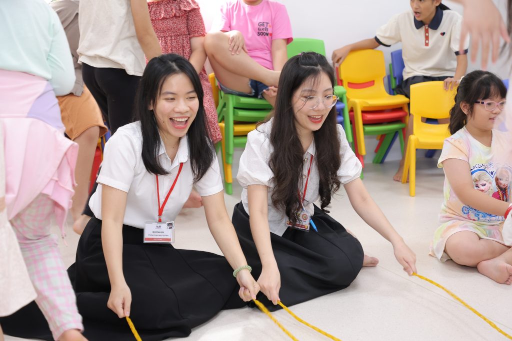 Trợ giảng quan sát và học hỏi phương pháp truyền đạt từ giáo viên chính