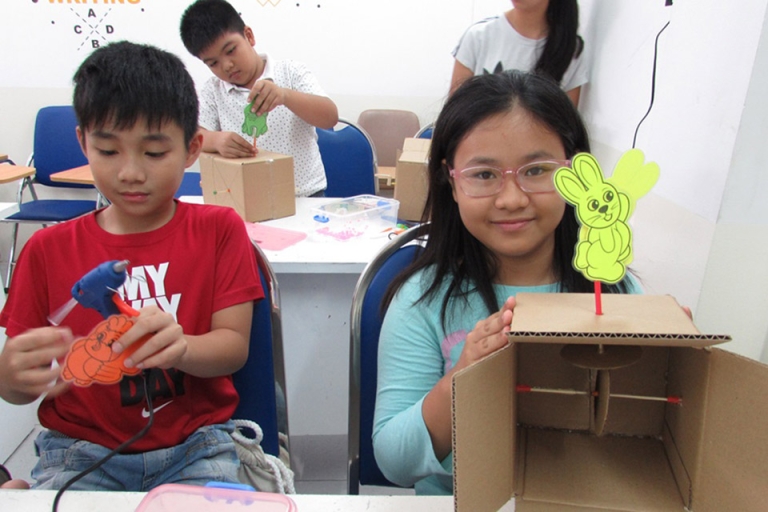 Học sinh tiểu học trình bày sản phẩm STEM trước lớp trong giờ học