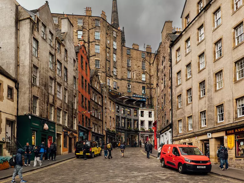 Con phố Victoria rực rỡ tại Edinburgh Scotland vào tháng 3 năm 2026