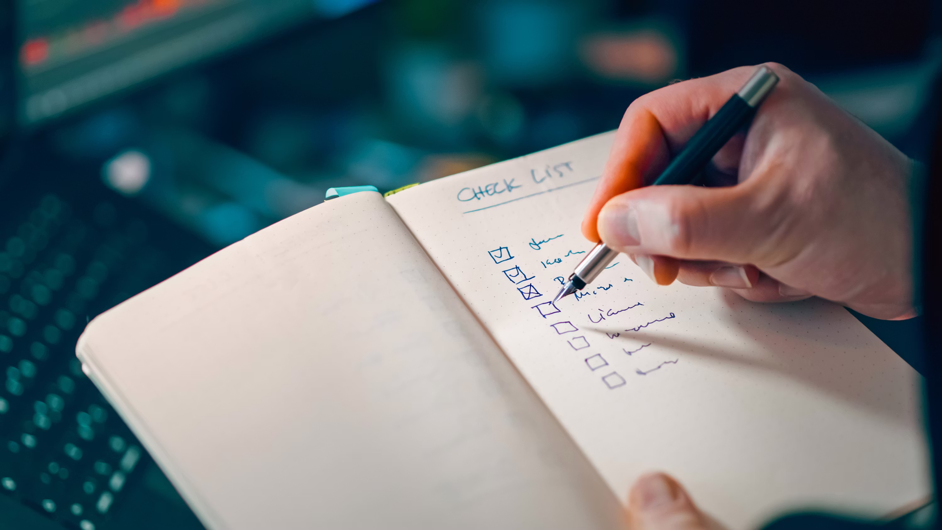 Bàn tay viết checklist học bổng