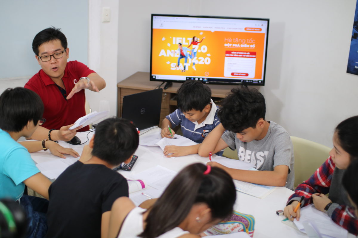 Học sinh ôn tập tiếng Anh tại nhà