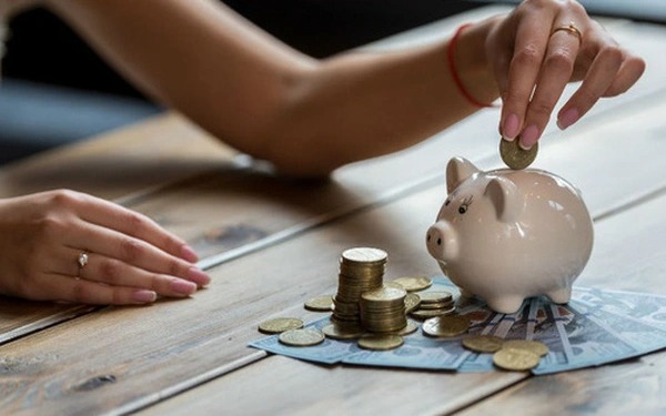 Sinh viên dùng tiền mặt để kiểm soát chi tiêu