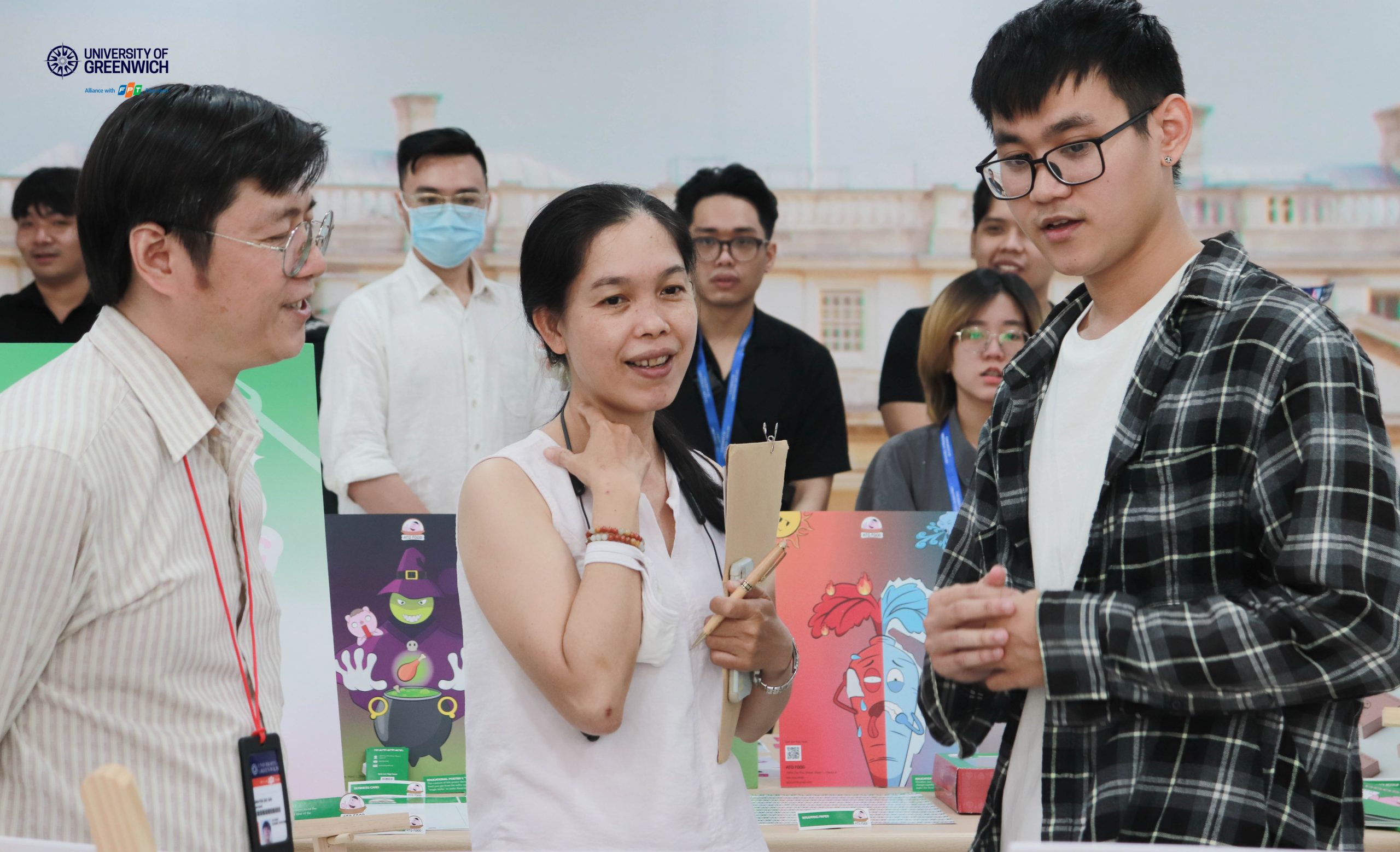 Sinh viên thiết kế đồ họa trong lớp học