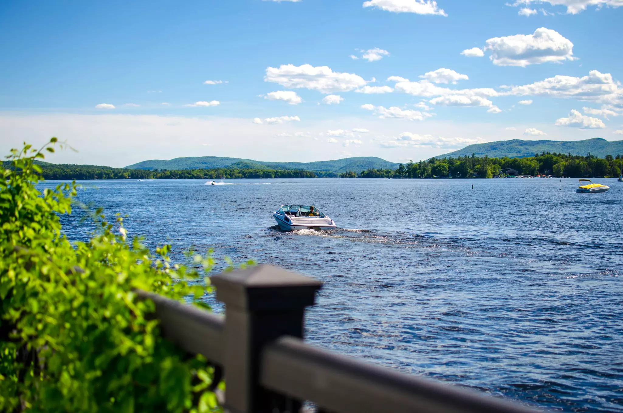 Bến tàu trên hồ với bối cảnh đằng sau là ngọn núi hùng vĩ tại Wolfeboro New Hampshire