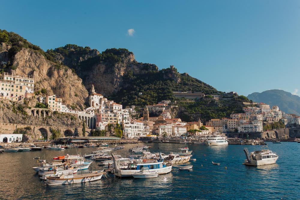 Thuyền trong cảng Amalfi bên dưới thị trấn đầy màu sắc vách đá