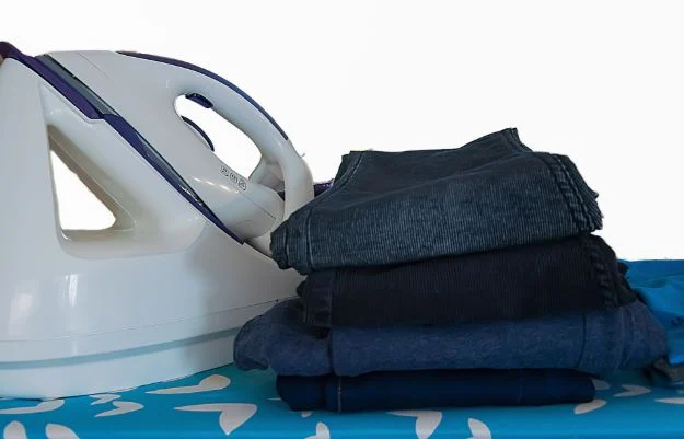 Ví denim tái chế với bề mặt vải jean và khóa kéo